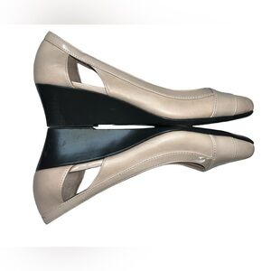 Life Stride Grandeur Beige Faux Patent Leather Wedge Pump Size 8.5 Spring Dress